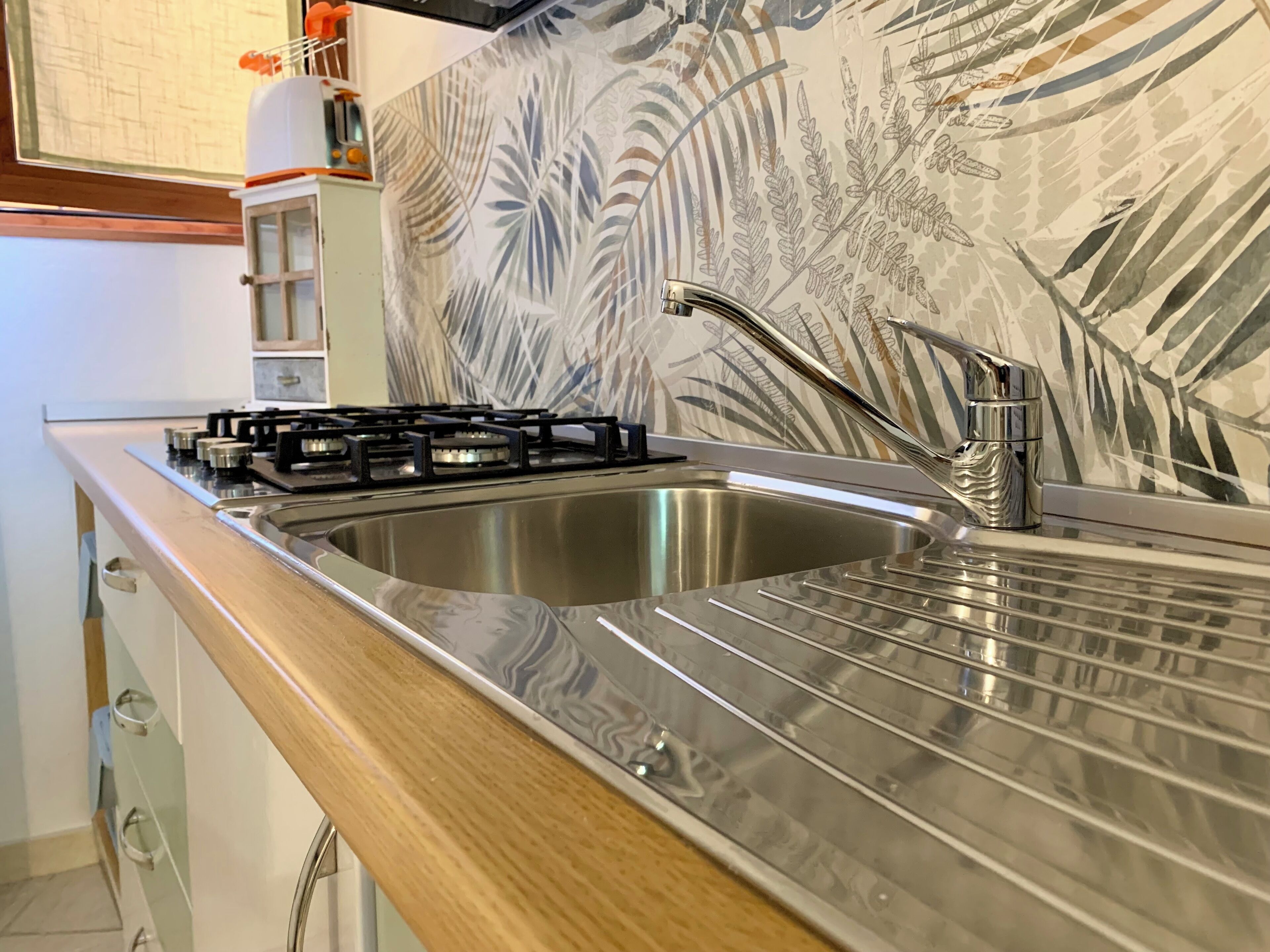 Réfrigérateur, micro-ondes, plaque de cuisson, cafetière/bouilloire