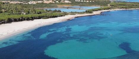 Ubicación cercana a la playa y tumbonas