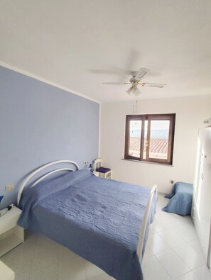 2 quartos, ferros/tábuas de passar roupa, berço de viagem