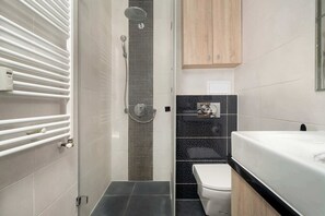 Dusche, Haartrockner, Handtücher, Shampoo