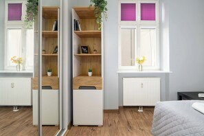Tabla de planchar con plancha, wifi y ropa de cama