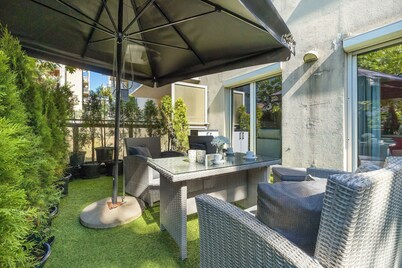 Marczyńskiego 3 Kraków | Grey and Pink Apartment with Parking, Desk, Terrace and