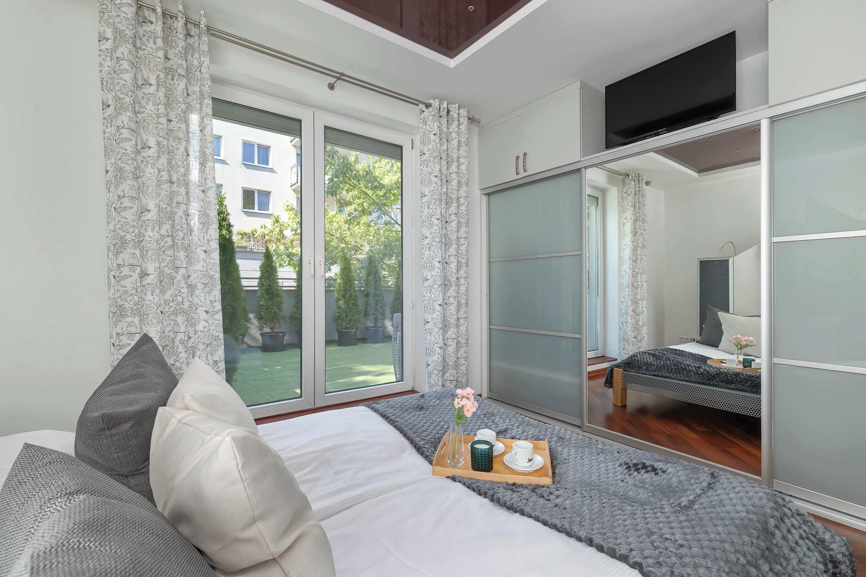 2 habitaciones, escritorio y tabla de planchar con plancha 