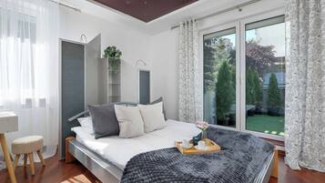 2 Schlafzimmer, Schreibtisch, Bügeleisen/Bügelbrett, Reisekinderbett