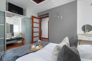 2 habitaciones, escritorio y tabla de planchar con plancha 
