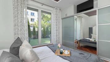 2 chambres, bureau, fer et planche à repasser, lit parapluie