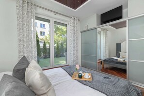 2 bedrooms, desk, iron/ironing board, travel crib