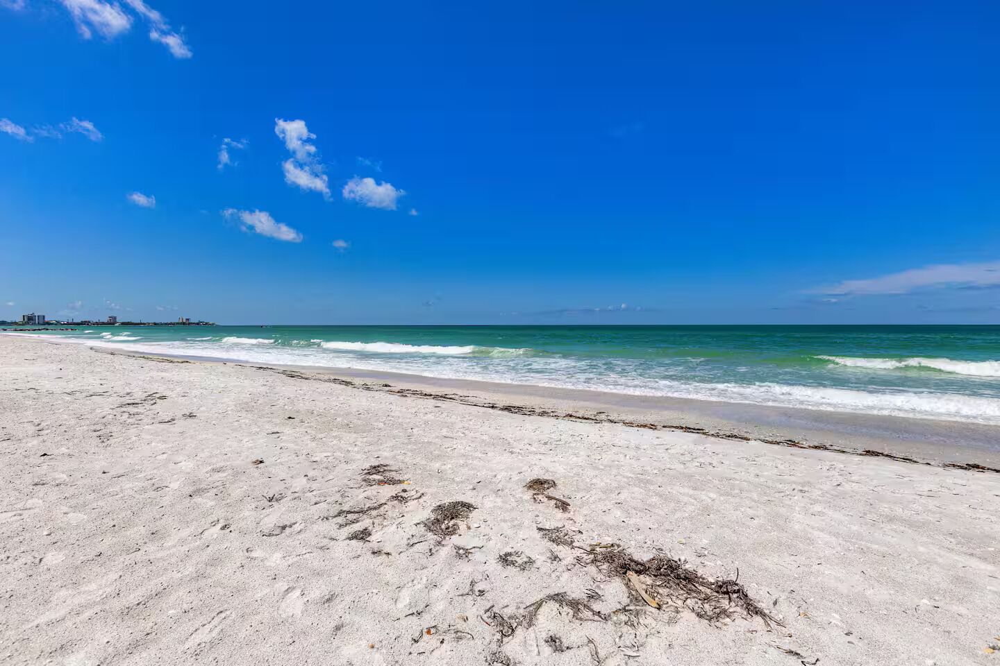 Aurinkotuoleja, rantapyyhkeitä