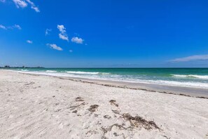 Sun loungers, beach towels - Highland Cove Hideaway (Sarasota)