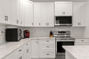 Jääkaappi, mikroaaltouuni, uuni, liesi