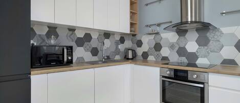 Réfrigérateur, four à micro-ondes, un four, surface de cuisson