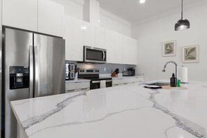 冰箱、微波炉、烤箱、炉灶