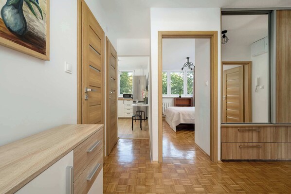 2 bedrooms, desk, iron/ironing board, travel crib