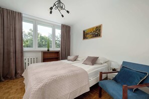 2 bedrooms, desk, iron/ironing board, travel cot