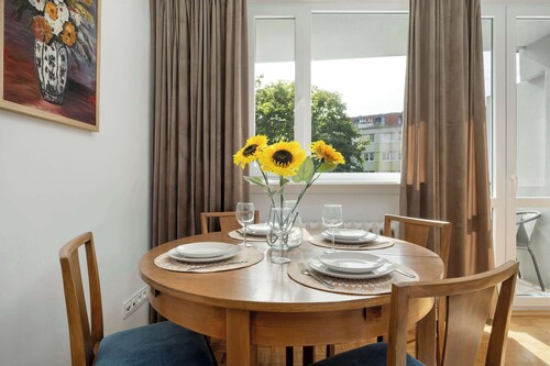 Białowieska 23 Wrocław | Blue Apartment with Desk, Bathtub and Balcony