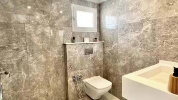 Dusche, Haartrockner, Handtücher, Seife