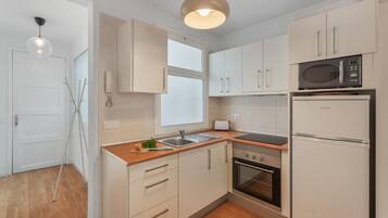 Refrigerador, microondas, horno y parrilla de estufa