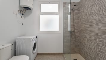 Een douche, een haardroger, handdoeken