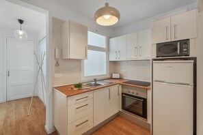 Frigorifero, microonde, forno, piano cottura