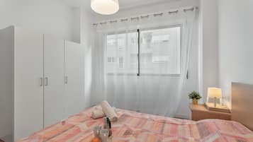 1 dormitorio, tabla de planchar con plancha, wifi y ropa de cama