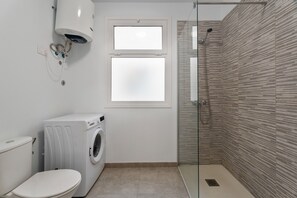 Shower, hair dryer, towels