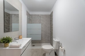 Bruser, hårtørrer, håndklæder