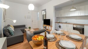 Un apartamento moderno con sala de estar, comedor y cocina.