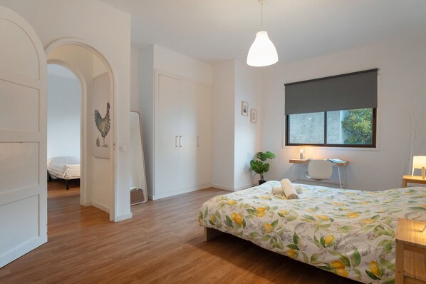 3 habitaciones, tabla de planchar con plancha, wifi y ropa de cama 