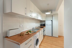 Fridge, microwave, oven, stovetop - Holiday Home 'Casa Grande' with Wi-Fi (Santa Cruz de Tenerife)