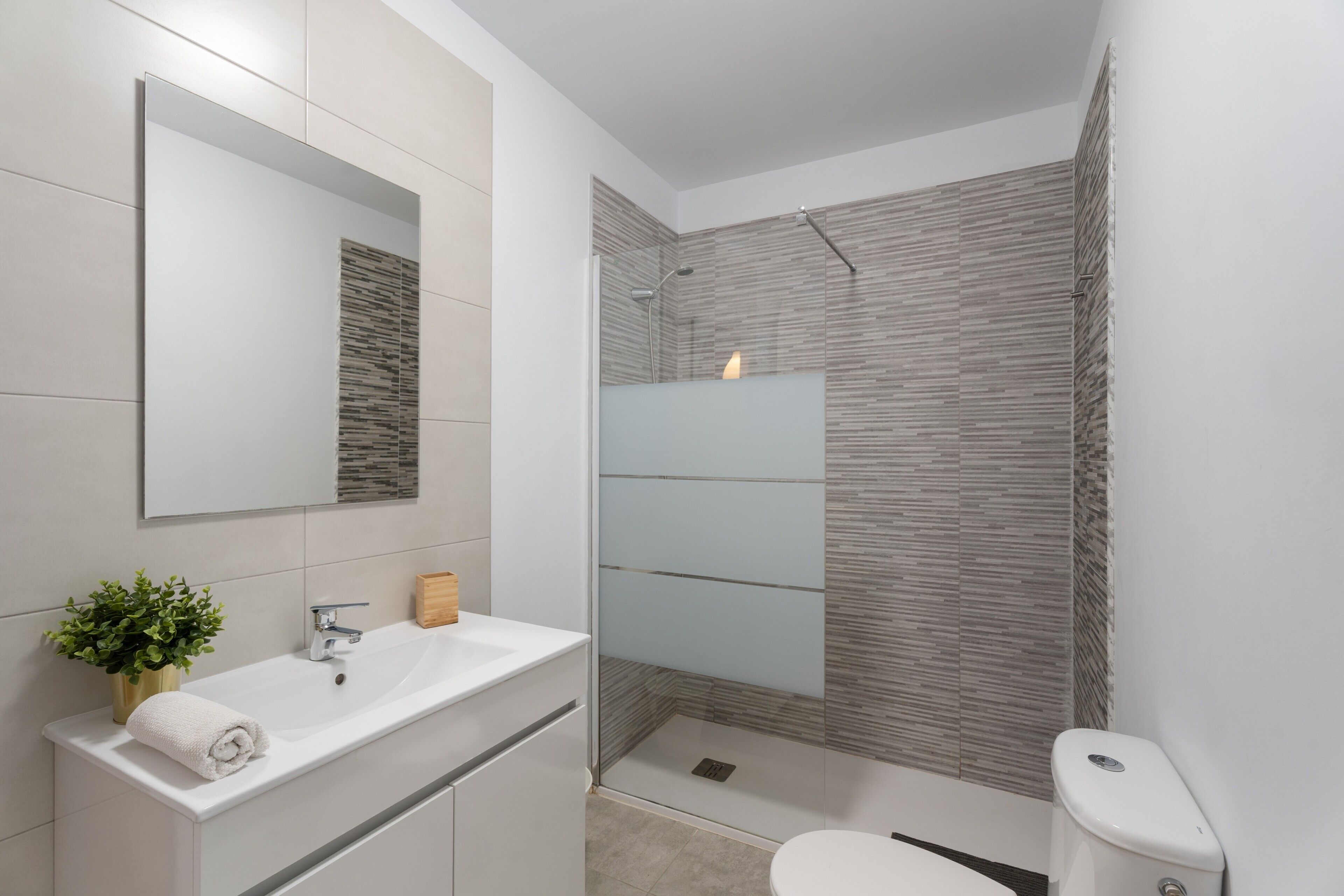 Een douche, een haardroger, handdoeken