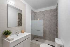Shower, hair dryer, towels - Holiday Home 'Casa Grande' with Wi-Fi (Santa Cruz de Tenerife)