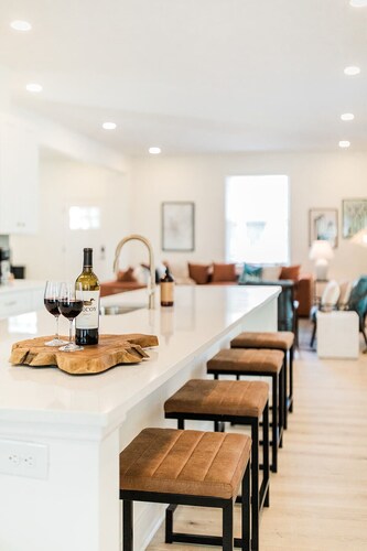 NEW! Pool, Hot tub, Firepit, Game Room, 8 min 2 DT