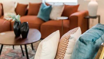 Een smart-tv, een open haard, videogames en boeken