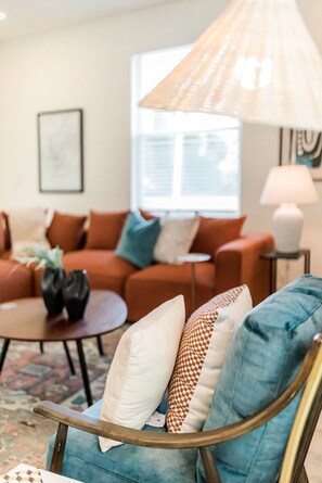 Smart-TV, Kamin, Videospiele, Bücher