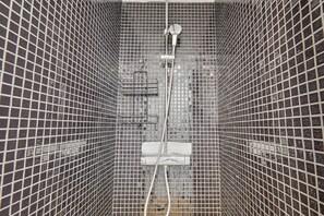 Appartement | Salle de bain | Séchoir à cheveux, serviettes fournies, savon, shampooing