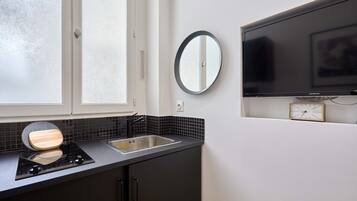 Refrigerador, microondas, cafetera/tetera, tetera/pava eléctrica