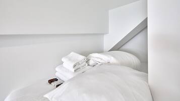 1 habitación, tabla de planchar con plancha y ropa de cama