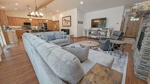 Smart TV, fireplace - Celestial - Gorgeous Home, South of Sunriver, Easy to Mt Bachelor, Hot Tub (Three Rivers)