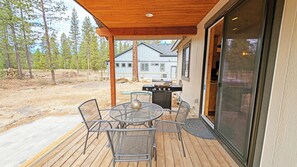 Outdoor dining - Celestial - Gorgeous Home, South of Sunriver, Easy to Mt Bachelor, Hot Tub (Three Rivers)