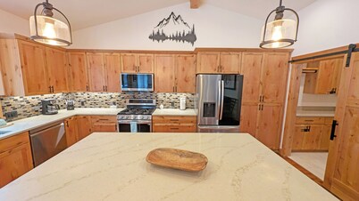 Celestial - Gorgeous Home, South of Sunriver, Easy to Mt Bachelor, Hot Tub