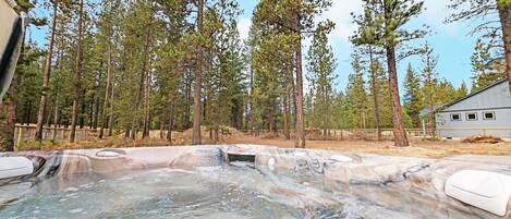 Tina de hidromasaje al aire libre