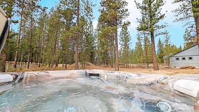 Celestial - Gorgeous Home, South of Sunriver, Easy to Mt Bachelor, Hot Tub