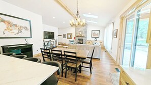 Dining - Celestial - Gorgeous Home, South of Sunriver, Easy to Mt Bachelor, Hot Tub (Three Rivers)