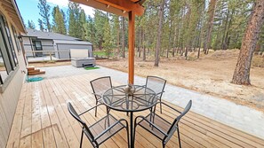 Outdoor dining - Celestial - Gorgeous Home, South of Sunriver, Easy to Mt Bachelor, Hot Tub (Three Rivers)