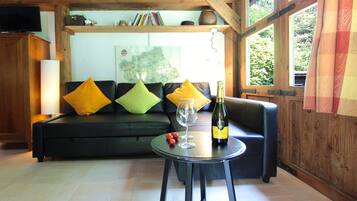 Chalet, Terrasse, Gartenblick | Wohnbereich | 32-Zoll-Flachbildfernseher mit Digitalempfang