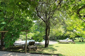 En säsongsöppen utomhuspool