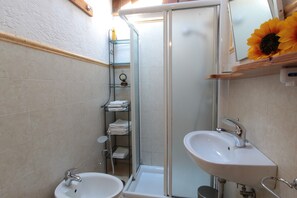 Chalet, Patio, Garden View | Bathroom | Shower, hair dryer, bidet, towels - Chalet Fagarè (Cornuda)