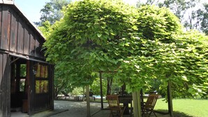 A rustic wooden building with a covered outdoor seating area and a pergola. - Chalet Fagarè Pool Sauna Prosecco Hills (Cornuda)