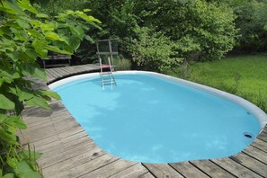 Una piscina al aire libre de temporada