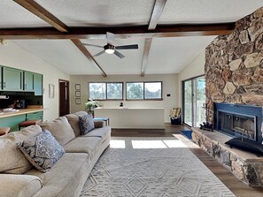 Smart TV, fireplace